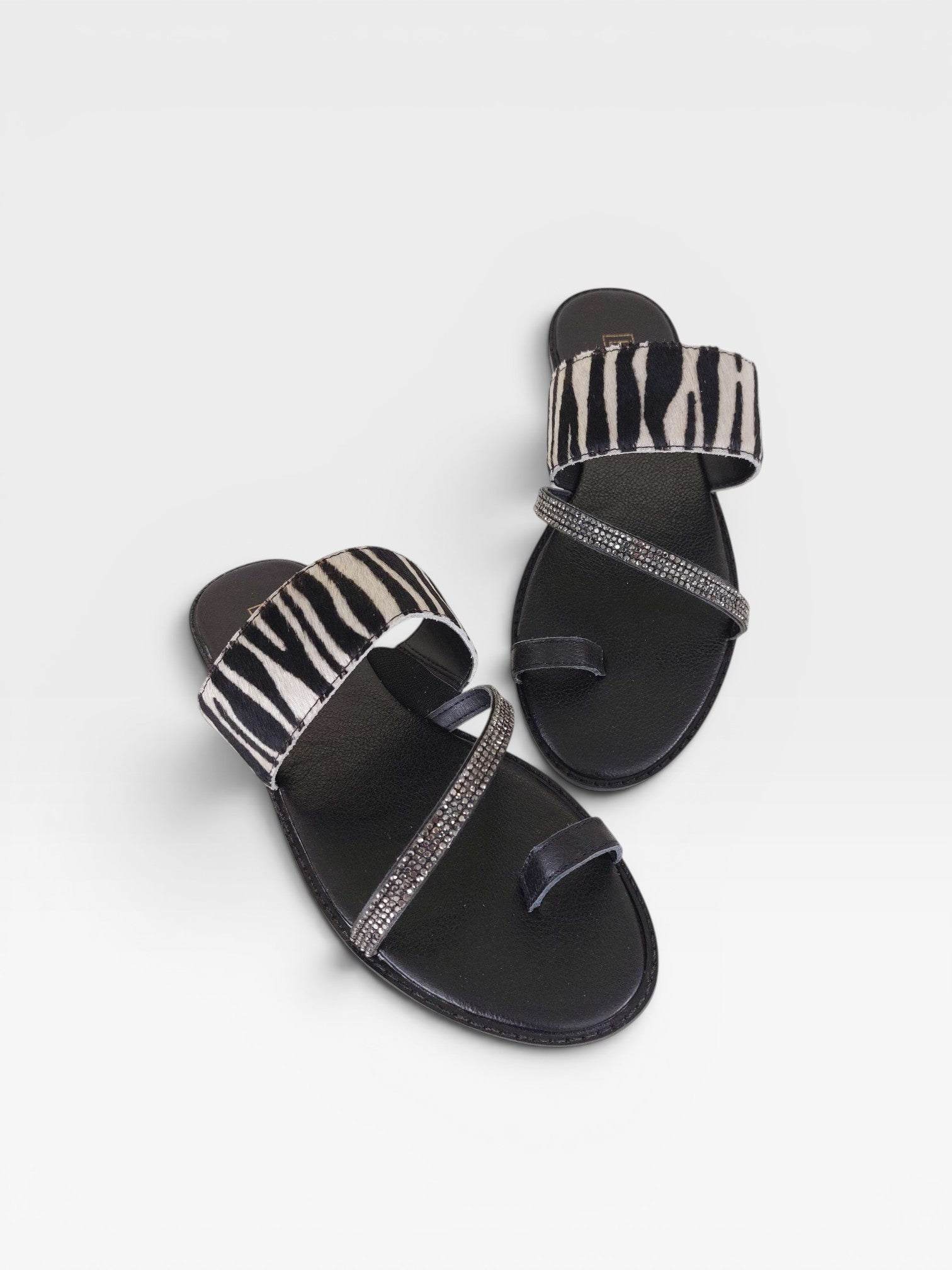 Rasteira Beyou Shoes Riad em couro com estampa de zebra e tiras decoradas com pedrarias brilhantes