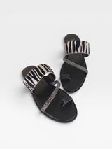 Rasteira Beyou Shoes Riad em couro com estampa de zebra e tiras decoradas com pedrarias brilhantes