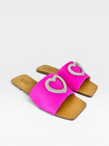Rasteira Beyou Shoes rosa fuchsia em napa com detalhe de coração em brilho sobre fundo neutro