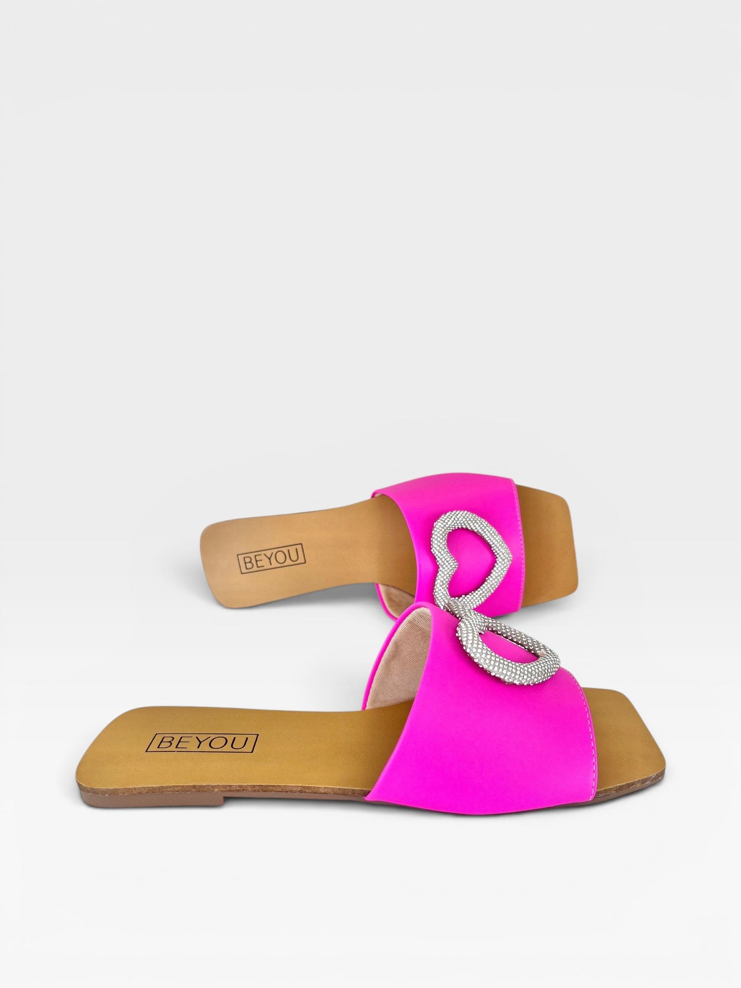 Rasteira Beyou Shoes rosa fuchsia em napa com detalhe de coração em brilho e bico quadrado