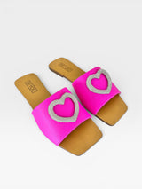 Rasteira Beyou Shoes rosa fuchsia em napa com detalhe de coração em brilho sobre fundo claro
