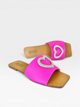 Rasteira Beyou Shoes rosa fuchsia em napa com detalhe de coração em brilho sobre fundo branco