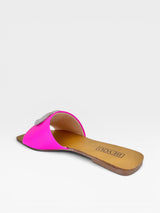 Rasteira Beyou Shoes rosa fuchsia em napa com detalhe de coração em brilho na tira