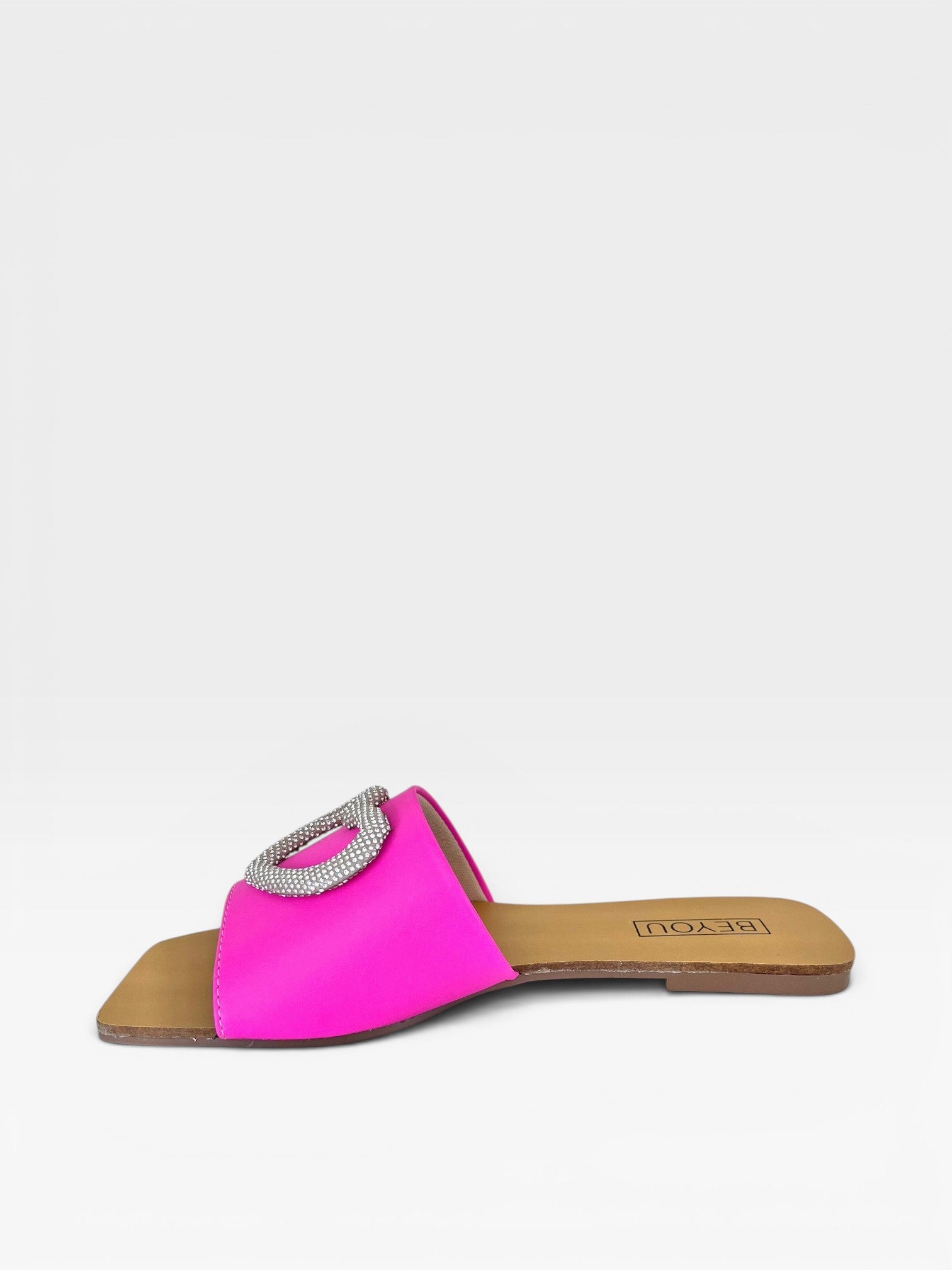 Rasteira Beyou Shoes rosa fuchsia em napa com detalhe de coração brilhante no cabedal