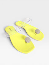Rasteira Beyou Shoes Santorini na cor limão com tiras de vinil transparente e detalhe de esfera cravejada de brilhos
