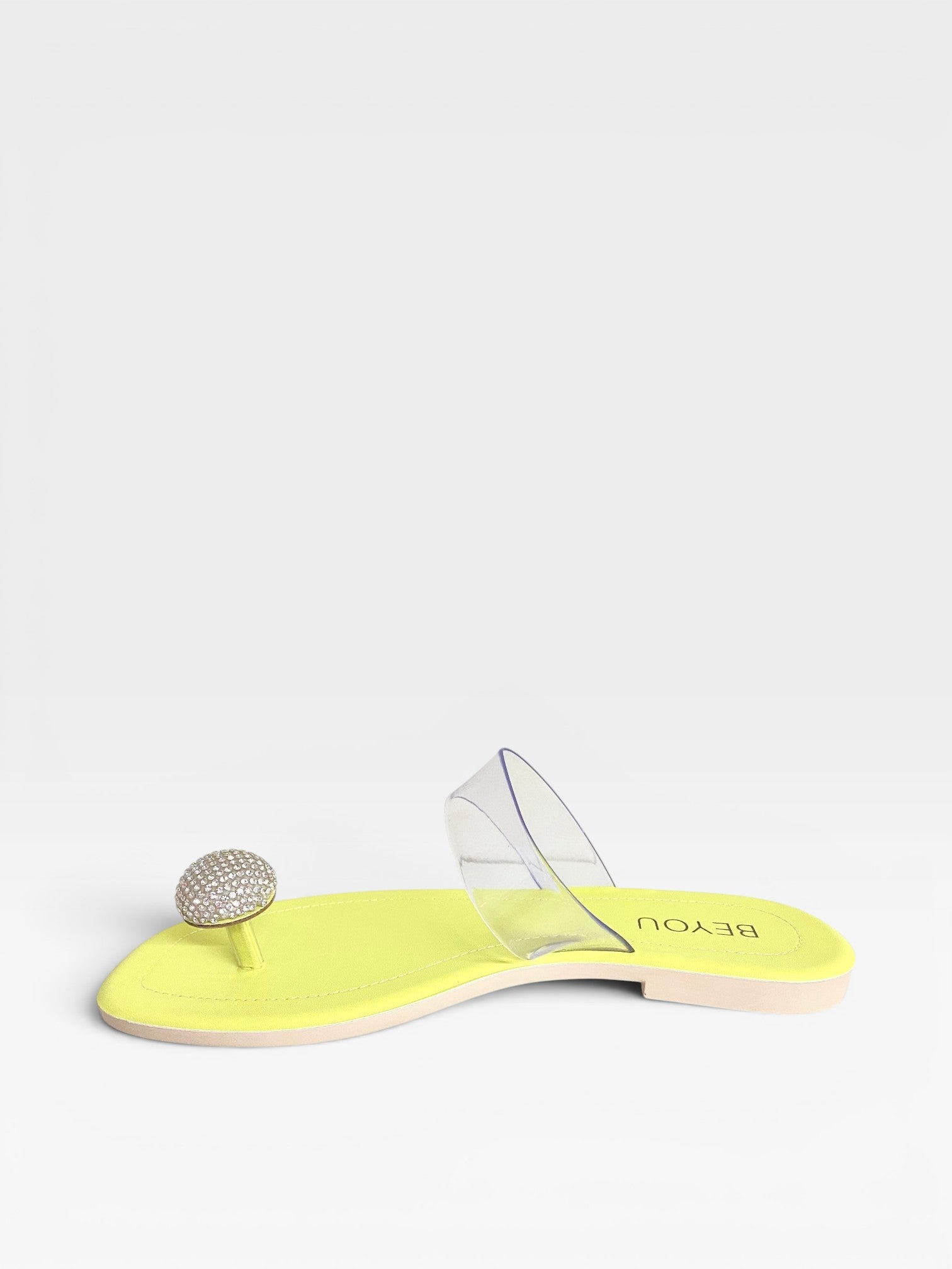 Rasteira Beyou Shoes Santorini na cor limão siciliano com tiras de vinil transparente e detalhe de pedraria redonda