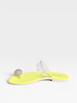 Rasteira Beyou Shoes Santorini na cor limão siciliano com tiras de vinil transparente e detalhe de pedraria redonda