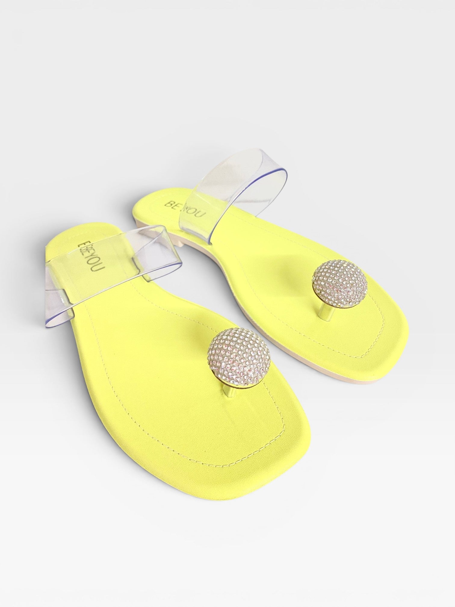 Rasteira Beyou Shoes Santorini na cor limão siciliano com tiras de vinil transparente e detalhe de pedraria central.