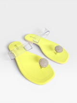 Rasteira Beyou Shoes Santorini na cor limão siciliano com tiras de vinil transparente e detalhe de pedraria