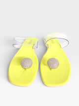 Rasteira Beyou Shoes Santorini na cor limão siciliano com tiras de vinil transparente e detalhe central de pedrarias.