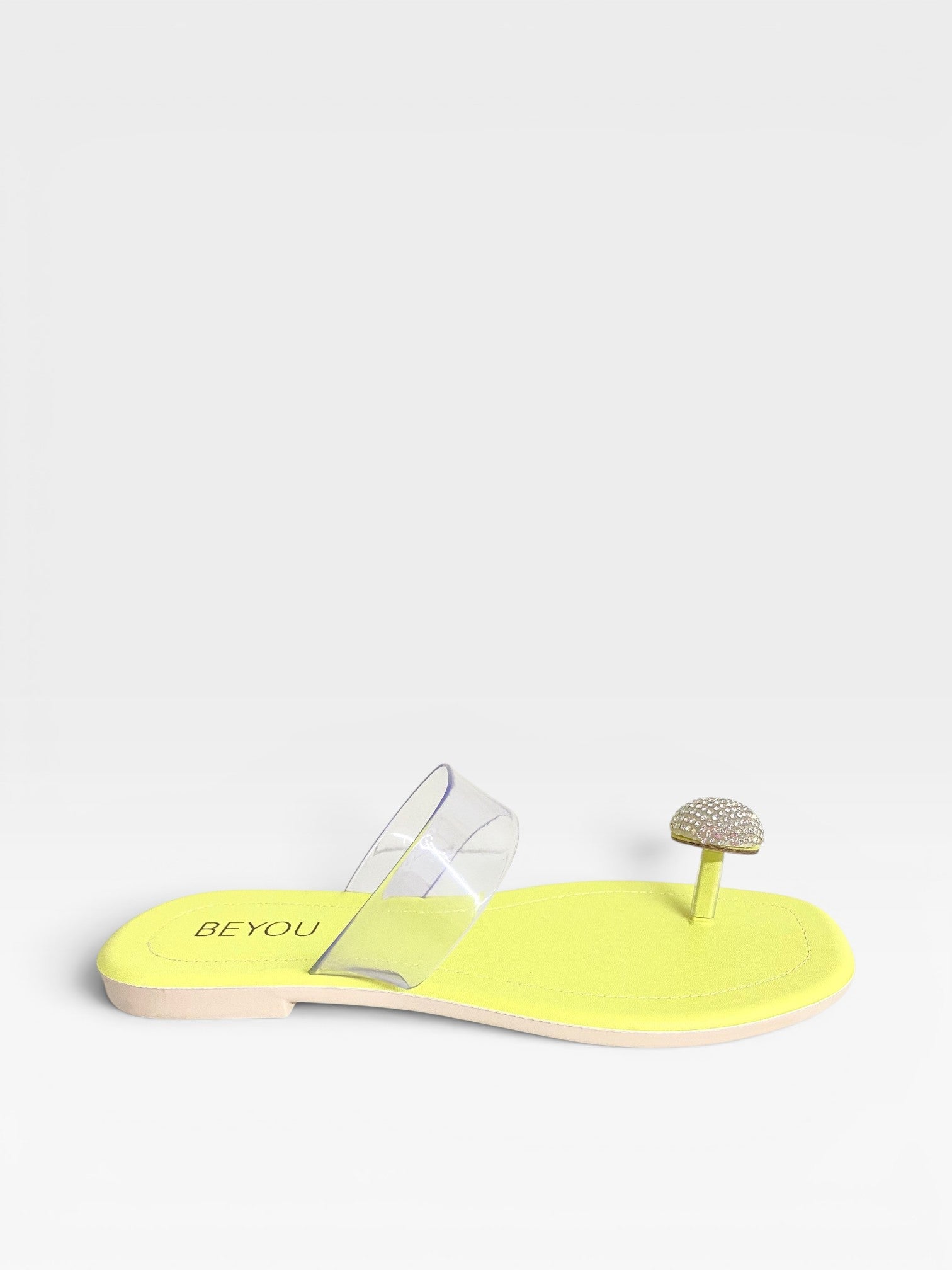 Rasteira Beyou Shoes Santorini cor limão siciliano com tiras de vinil transparente e detalhe de pedraria no dedo