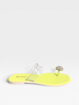 Rasteira Beyou Shoes Santorini cor limão siciliano com tiras de vinil transparente e detalhe de pedraria no dedo