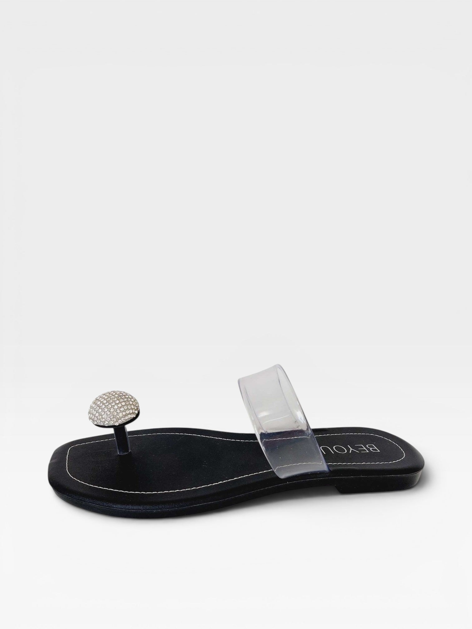 Rasteira Beyou Shoes Santorini preta em napa e vinil com tiras transparentes e detalhe de pedraria redonda