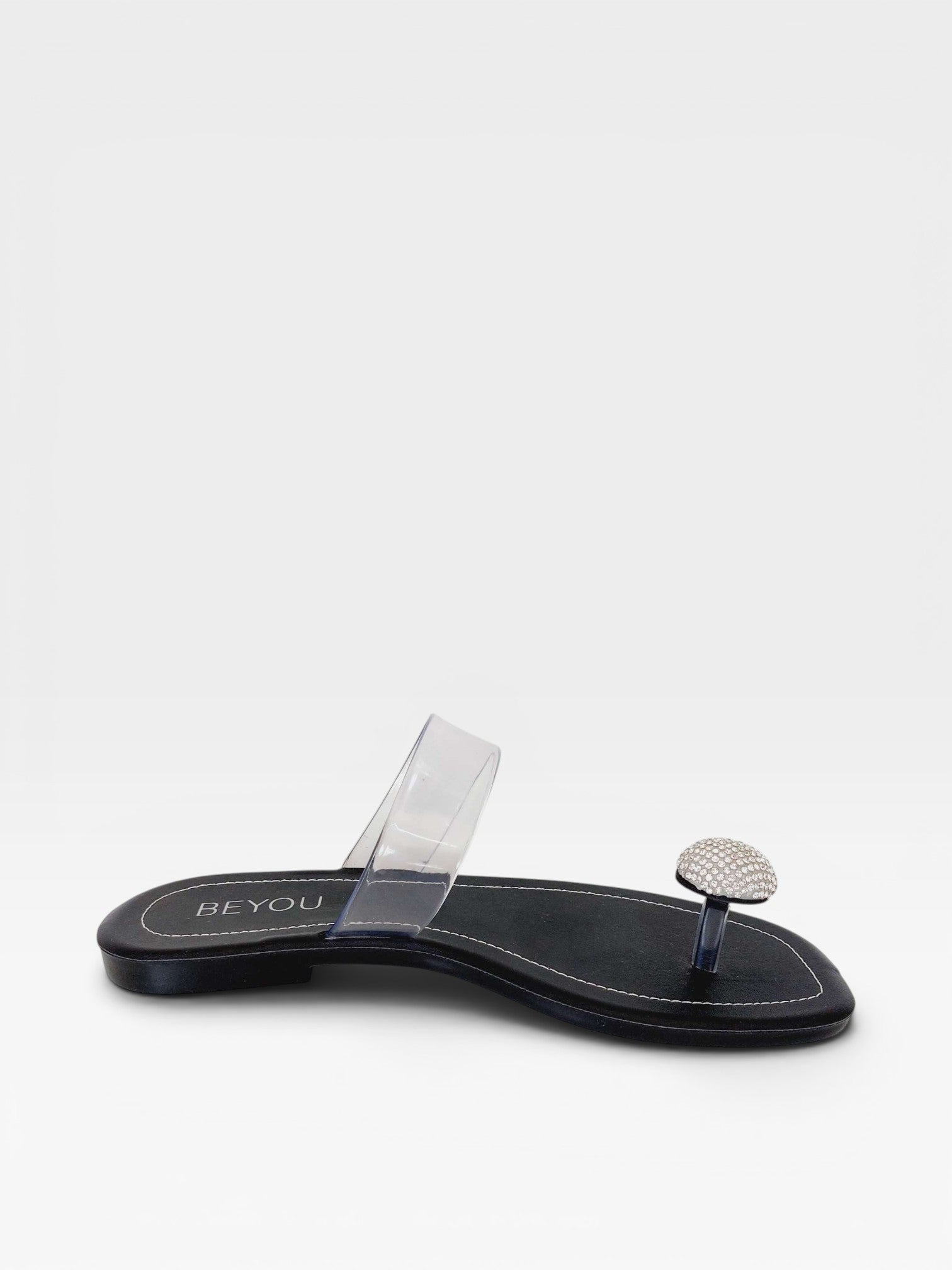 Rasteira Beyou Shoes Santorini preta em napa e vinil com tiras transparentes e detalhe de pedraria no cabedal