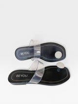 Rasteira Beyou Shoes Santorini preta em napa e vinil com tiras transparentes e detalhe de pedraria no dedo