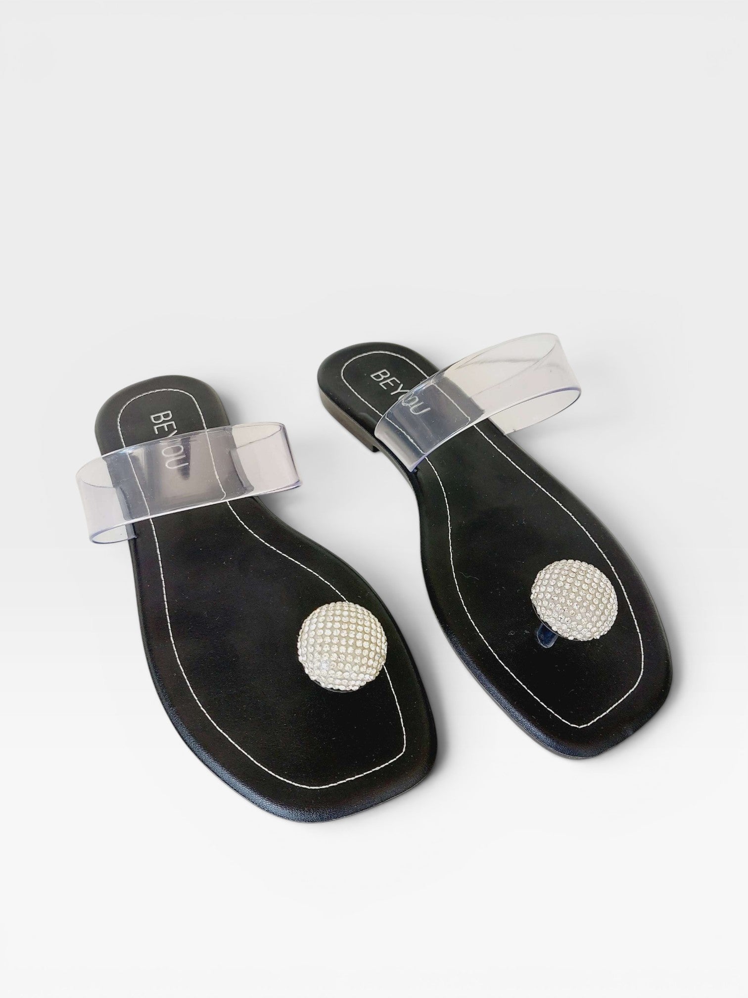 Rasteira Beyou Shoes Santorini preta em napa e vinil com tiras transparentes e detalhe de esfera cravejada de brilhos