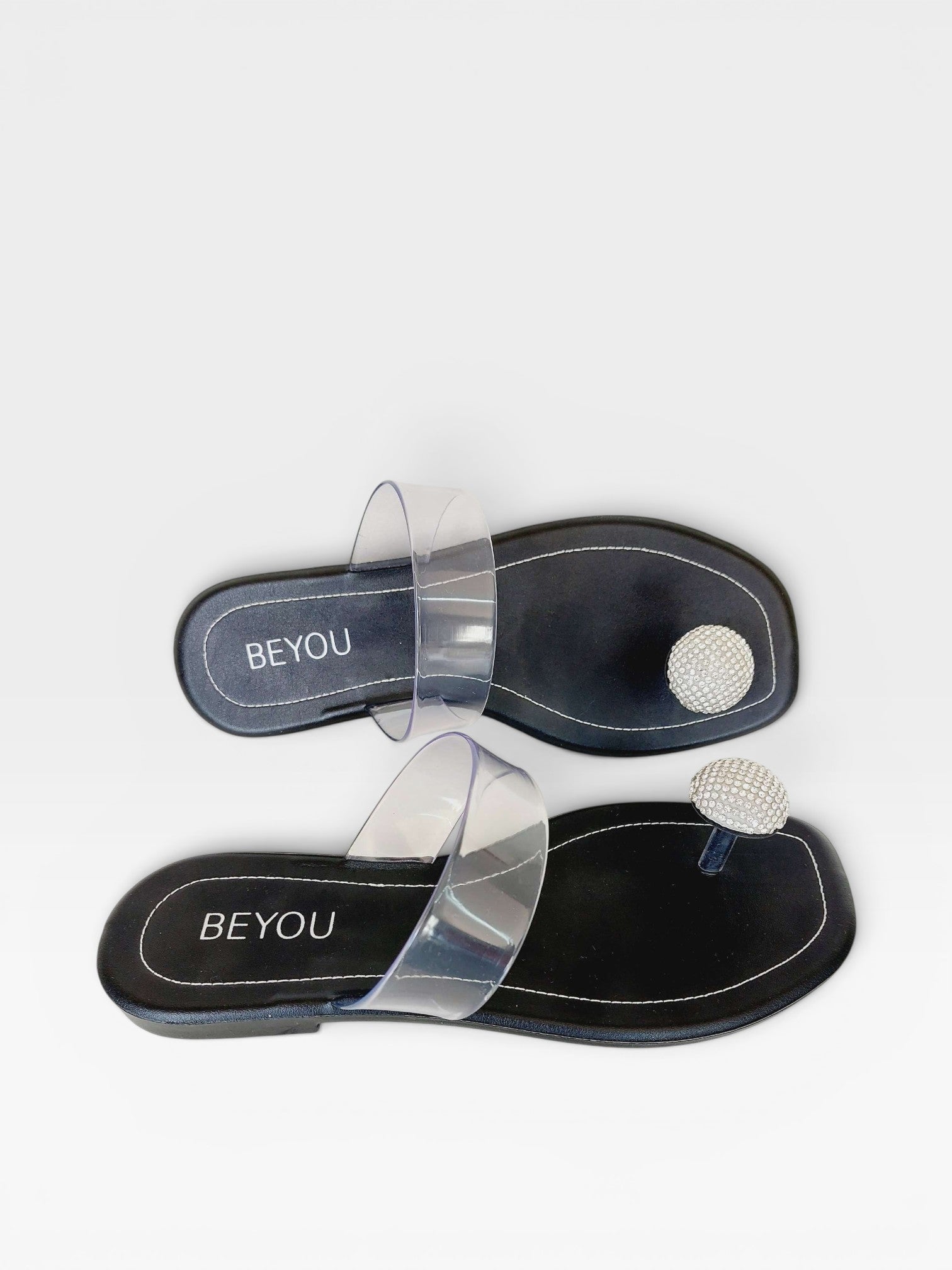 Rasteira Beyou Shoes Santorini preta em napa e vinil com tiras transparentes e detalhe de pedraria brilhante