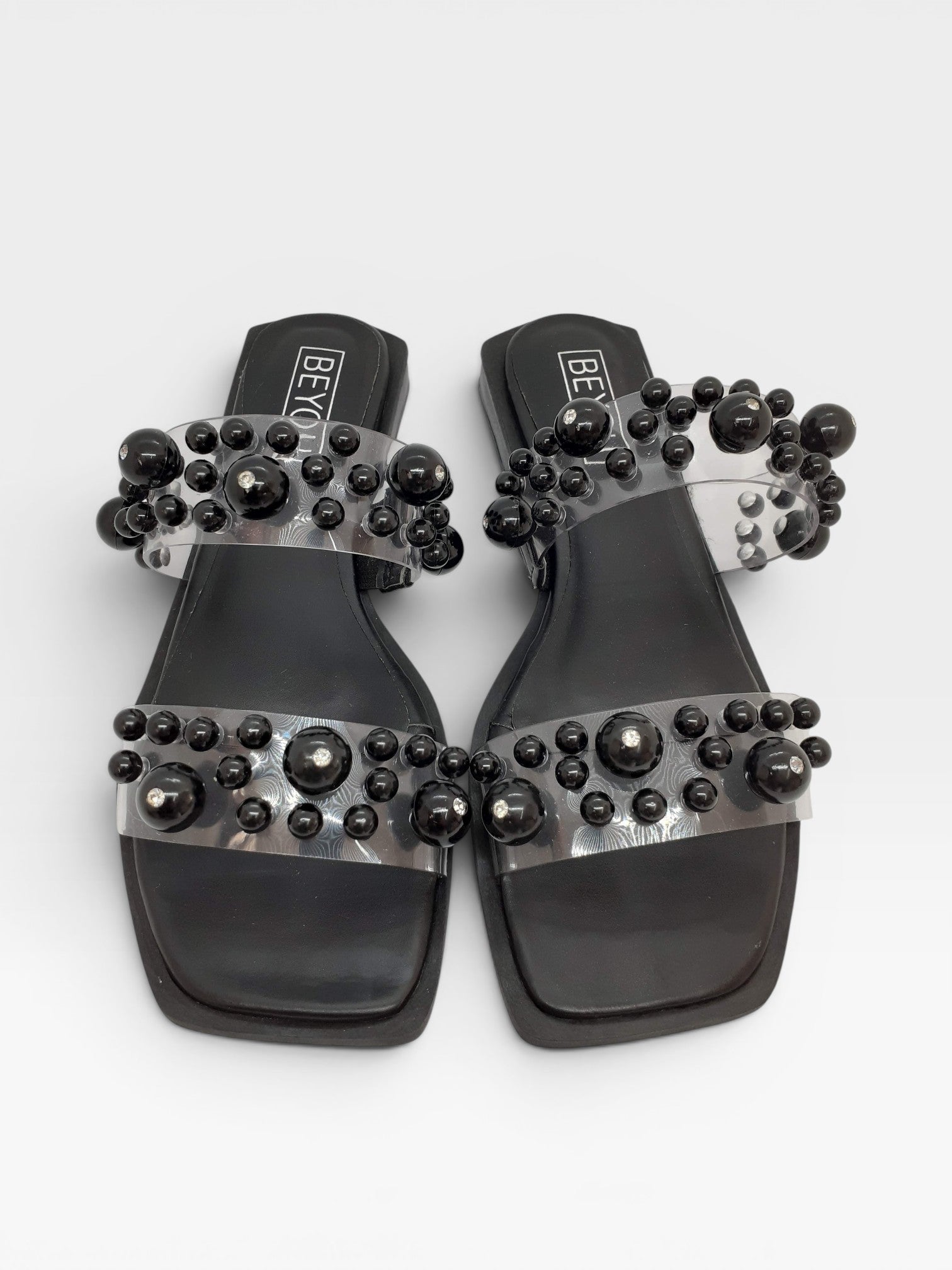 Rasteira Beyou Shoes Tokyo preta com tiras transparentes e aplicações de esferas decorativas em napa