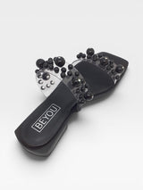 Rasteira Beyou Shoes Tokyo preta com tiras transparentes e aplicações de esferas decorativas