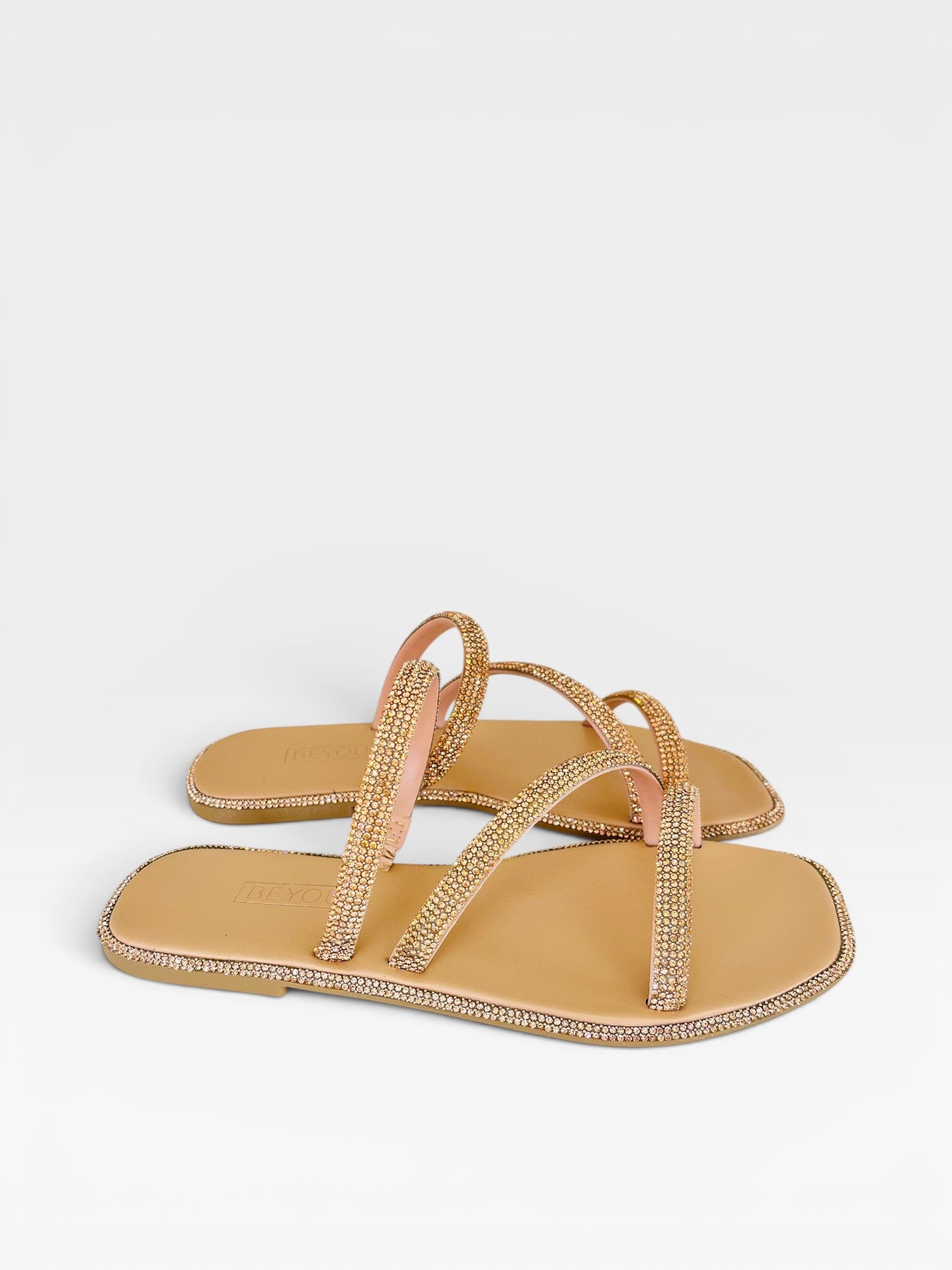 Rasteira Beyou Shoes Udine nude em napa com tiras finas cravejadas de brilho e acabamento sofisticado