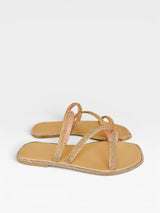 Rasteira Beyou Shoes Udine nude em napa com tiras finas cravejadas de brilho e acabamento sofisticado