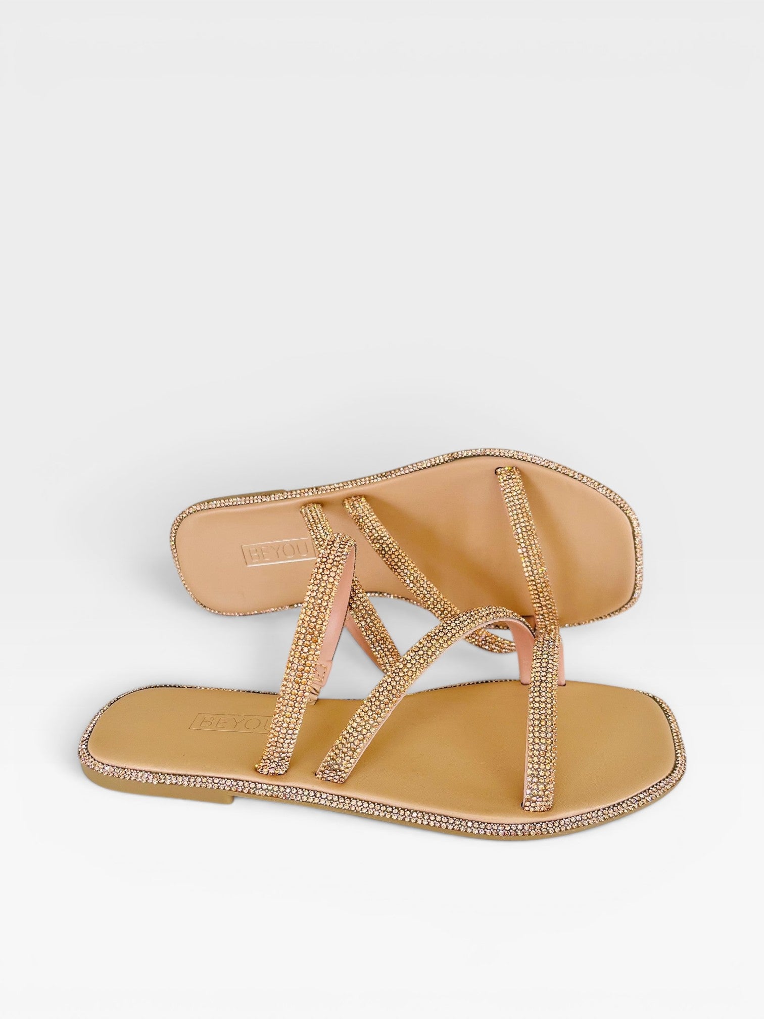 Rasteira Udine Beyou Shoes nude com tiras finas cravejadas de brilho e acabamento em napa