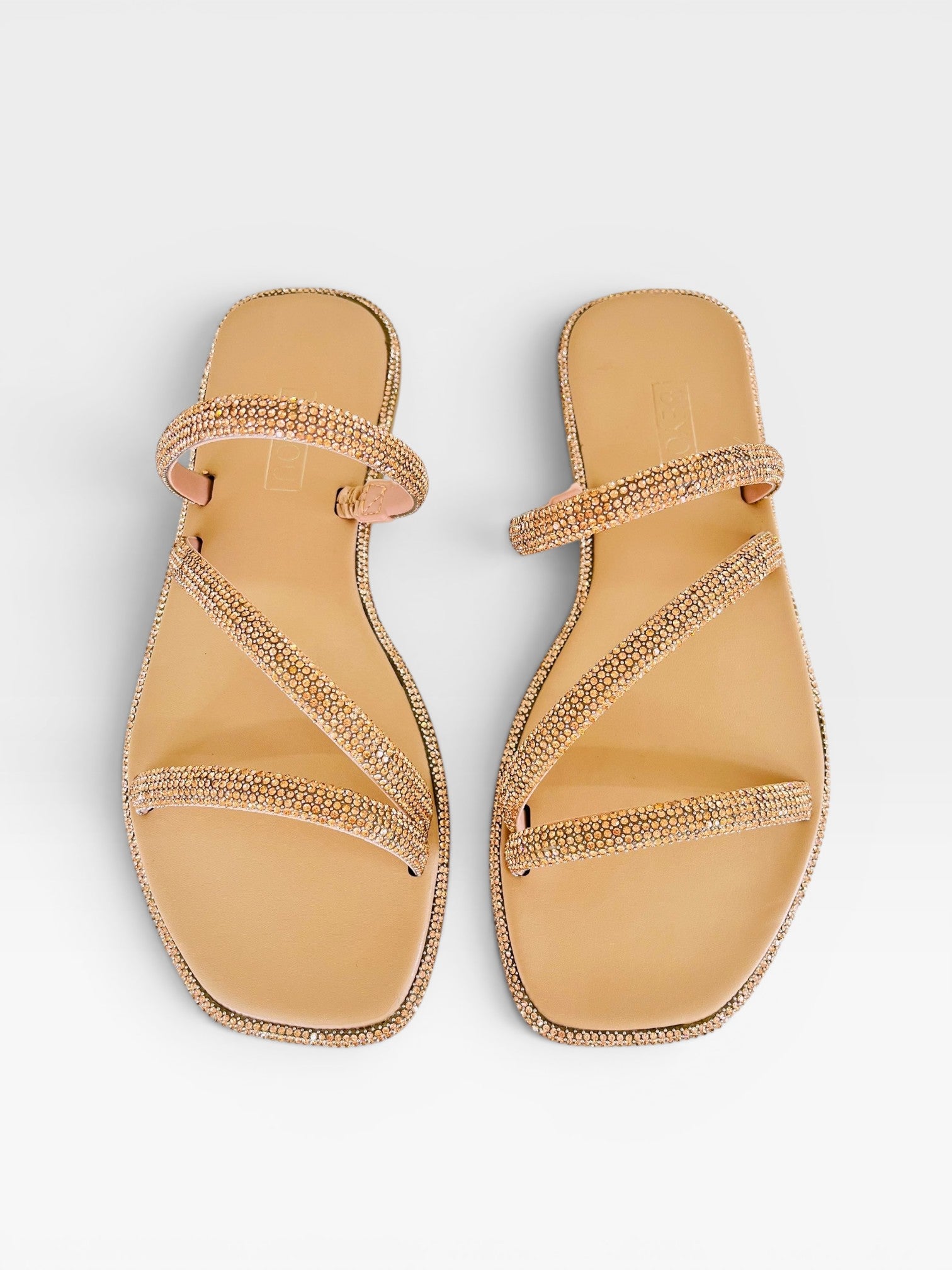 Rasteira Udine Beyou Shoes nude em napa com tiras finas cravejadas de brilho e acabamento sofisticado