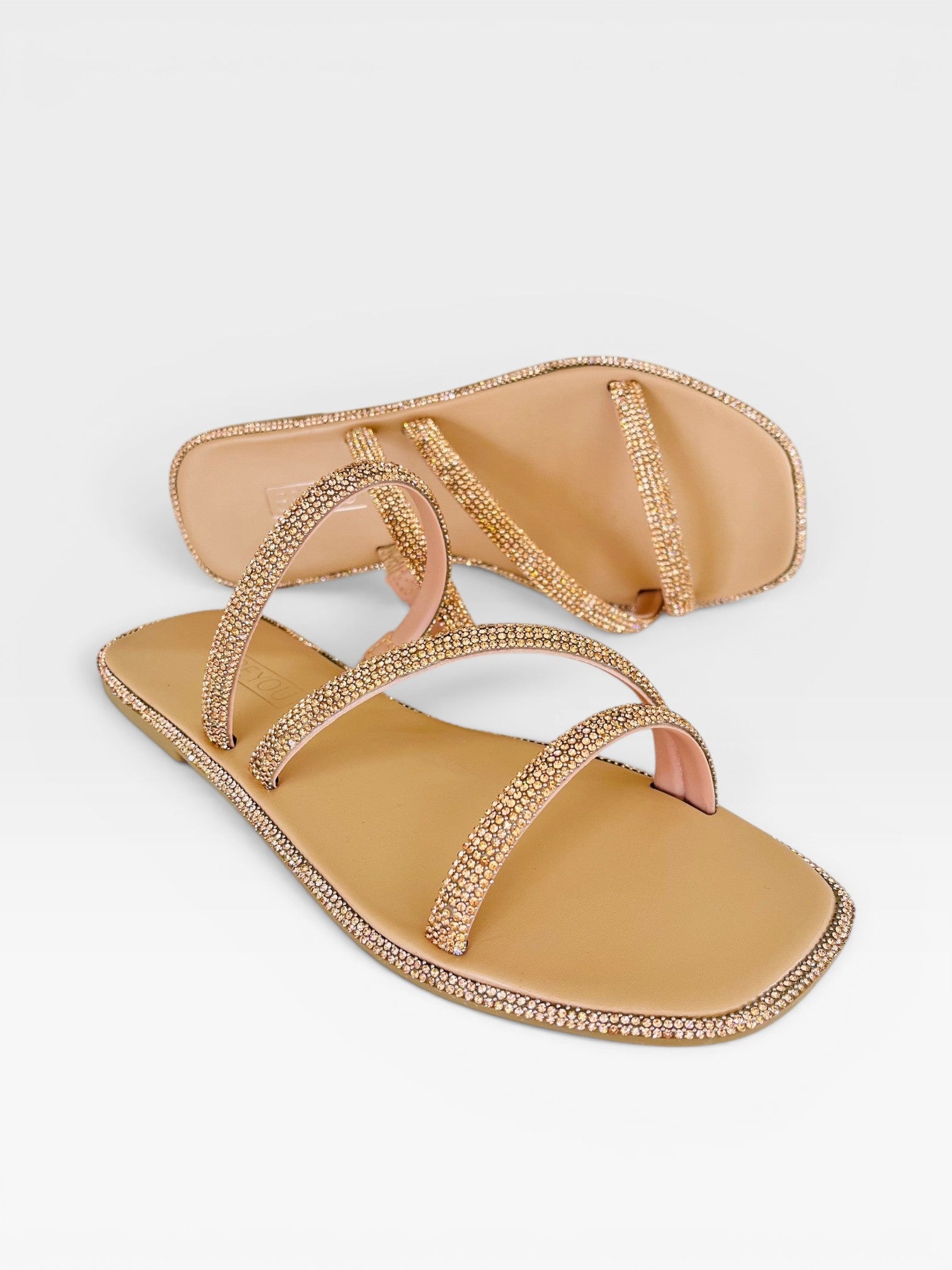 Rasteira Udine Beyou Shoes nude em napa com tiras finas cravejadas de brilho e acabamento sofisticado