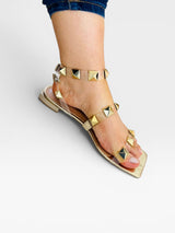 Rasteira Beyou Shoes Las Vegas ouro light em vinil transparente com aplicações de tachas douradas no pé