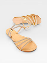 Rasteira Beyou Shoes Zaragoza em couro rosè gold com tiras delicadas adornadas por brilhos e detalhe metálico
