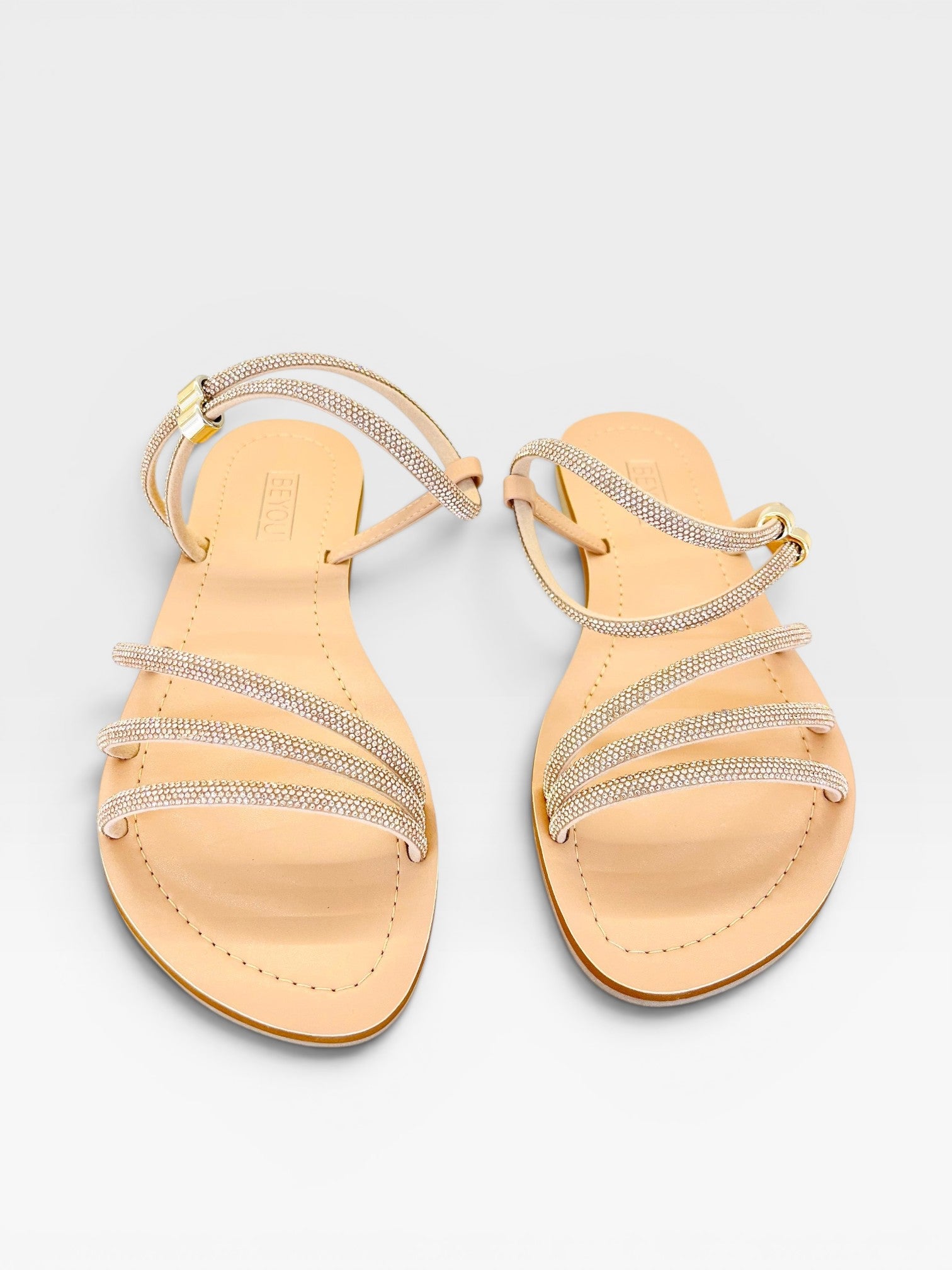 Rasteira Beyou Shoes Zaragoza em couro rosè gold com tiras delicadas adornadas por brilhos e fechamento lateral