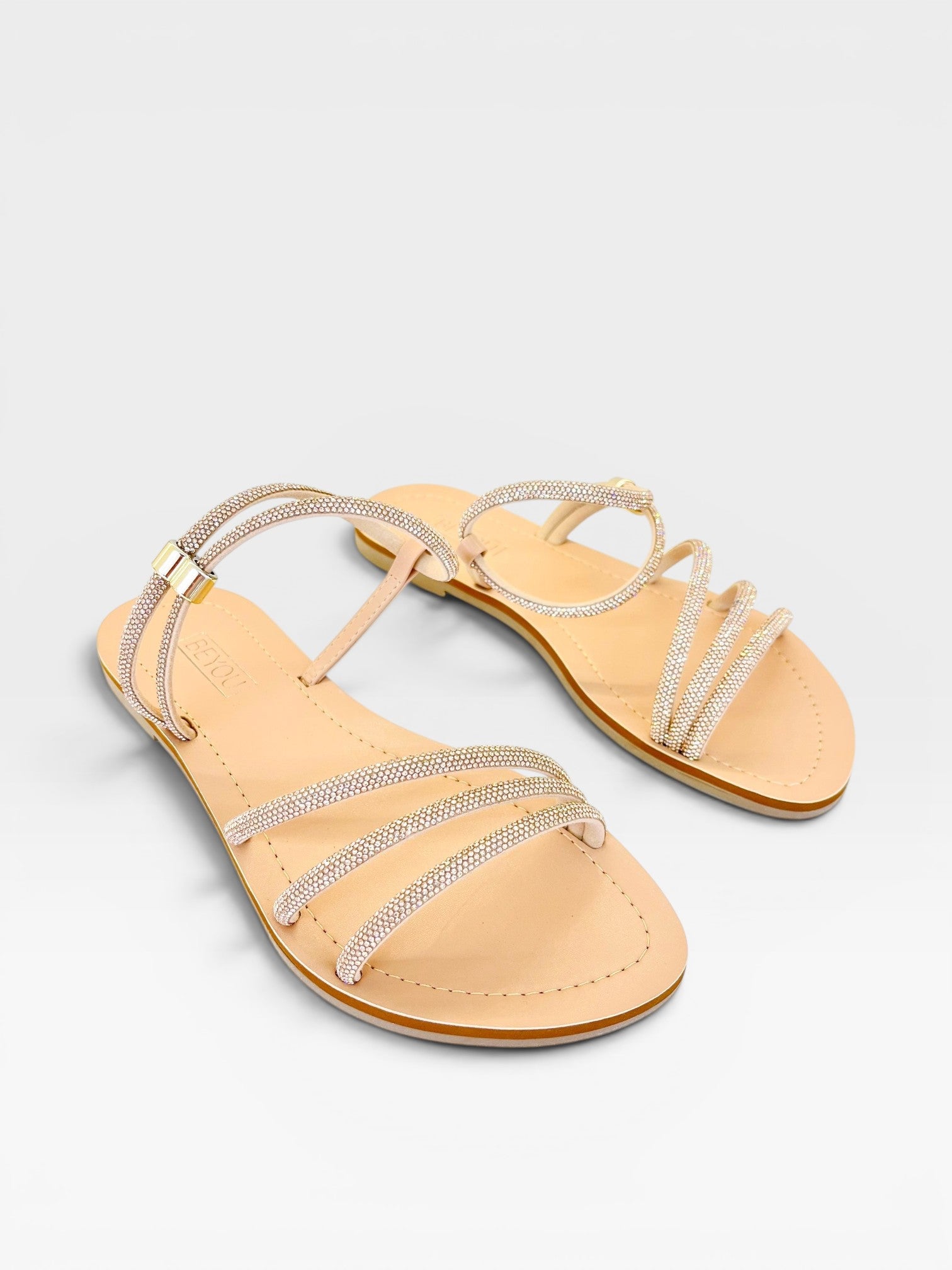 Rasteira Beyou Shoes Zaragoza em couro rosè gold com tiras delicadas adornadas por brilhos e fechamento lateral