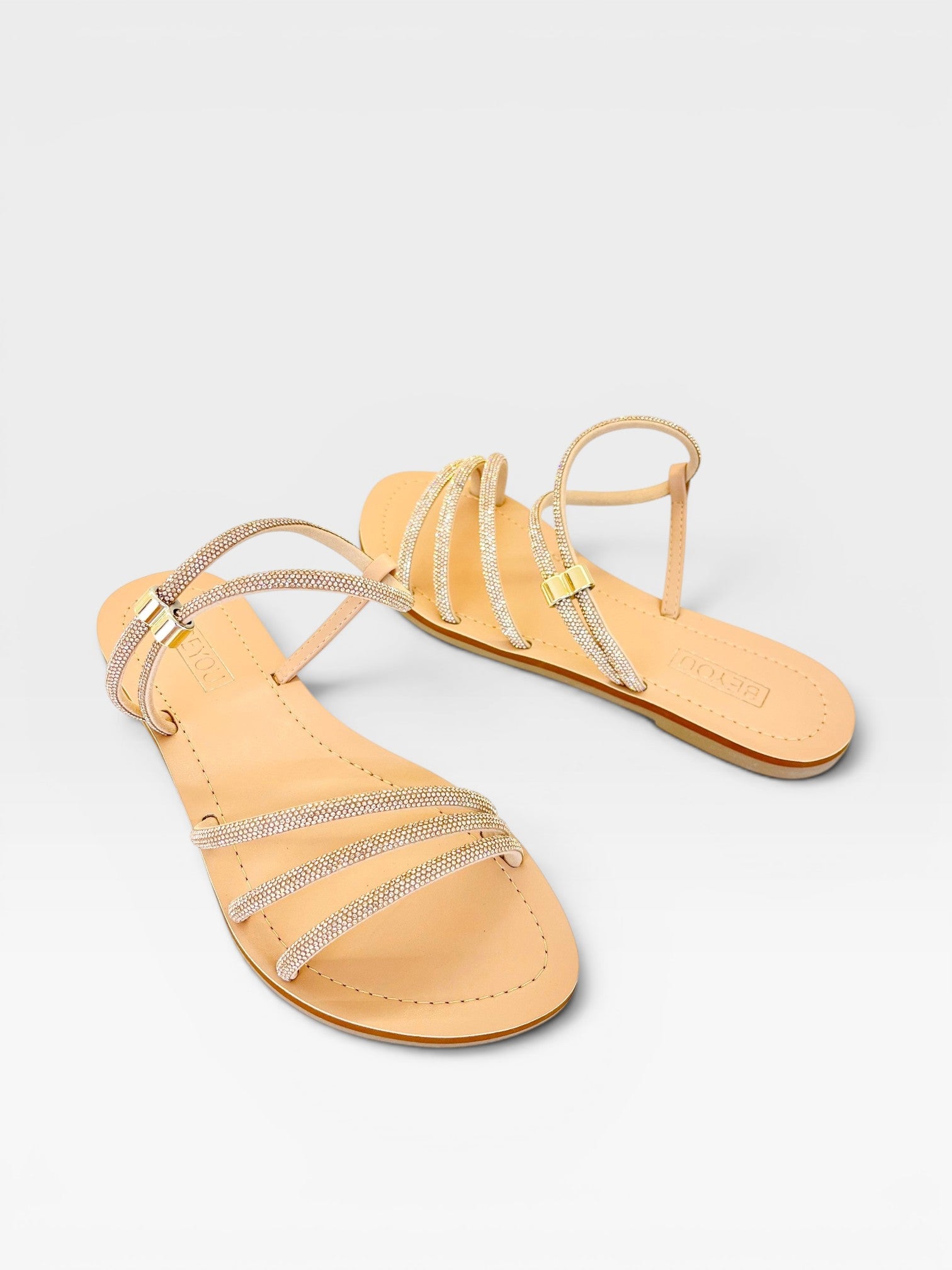 Rasteira Zaragoza Beyou Shoes em couro rosè gold com tiras delicadas adornadas por brilhos e fechamento lateral