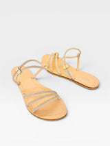 Rasteira Zaragoza Beyou Shoes em couro rosè gold com tiras delicadas adornadas por brilhos e fechamento lateral