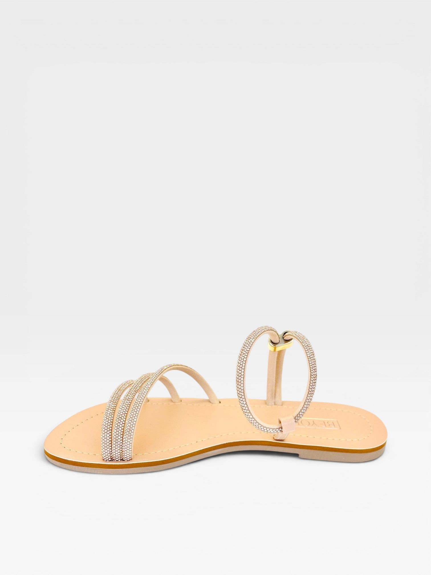 Rasteira Beyou Shoes Zaragoza em couro rosè gold com tiras delicadas adornadas por brilhos e fechamento no tornozelo