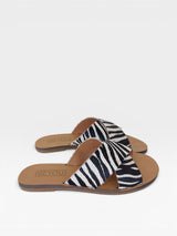 Rasteira Beyou Shoes Marrakech em couro com estampa animal print de zebra e tiras cruzadas sobre o pé