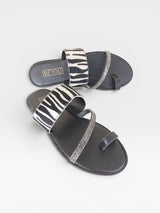 Rasteira Beyou Shoes Riad em couro com estampa de zebra e tiras decoradas com pedrarias brilhantes