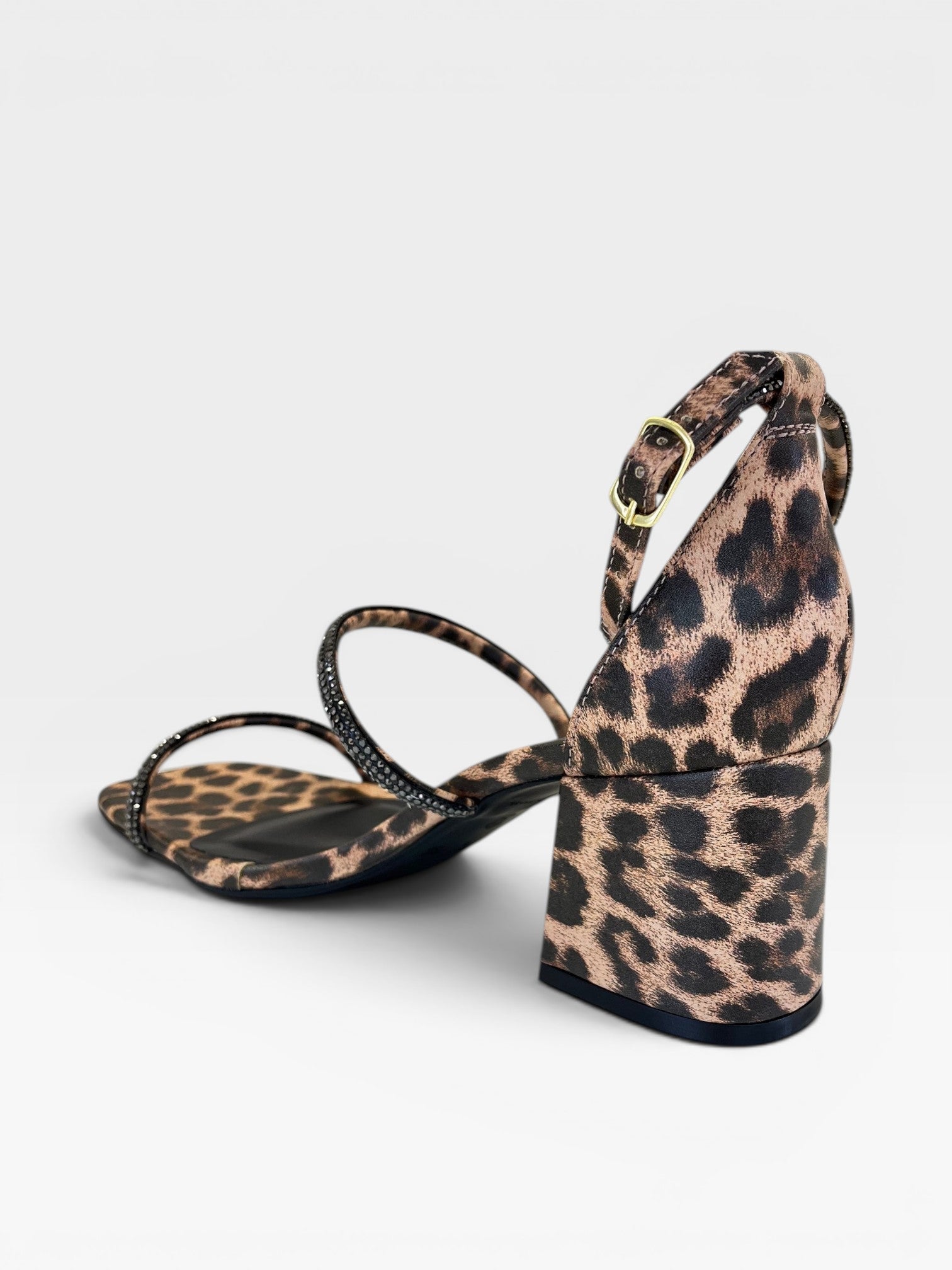 Sandália Beyou Shoes Abu Dhabi animal print em napa com tiras de strass e salto bloco de 6 cm
