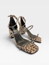 Sandália Beyou Shoes Abu Dhabi animal print em napa com tiras de strass e salto bloco de 6 cm
