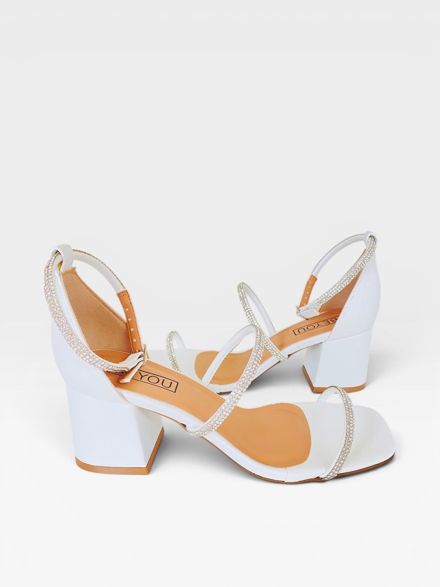 Sandália Beyou Shoes Abu Dhabi branca em napa com tiras de strass e salto bloco de 6 cm