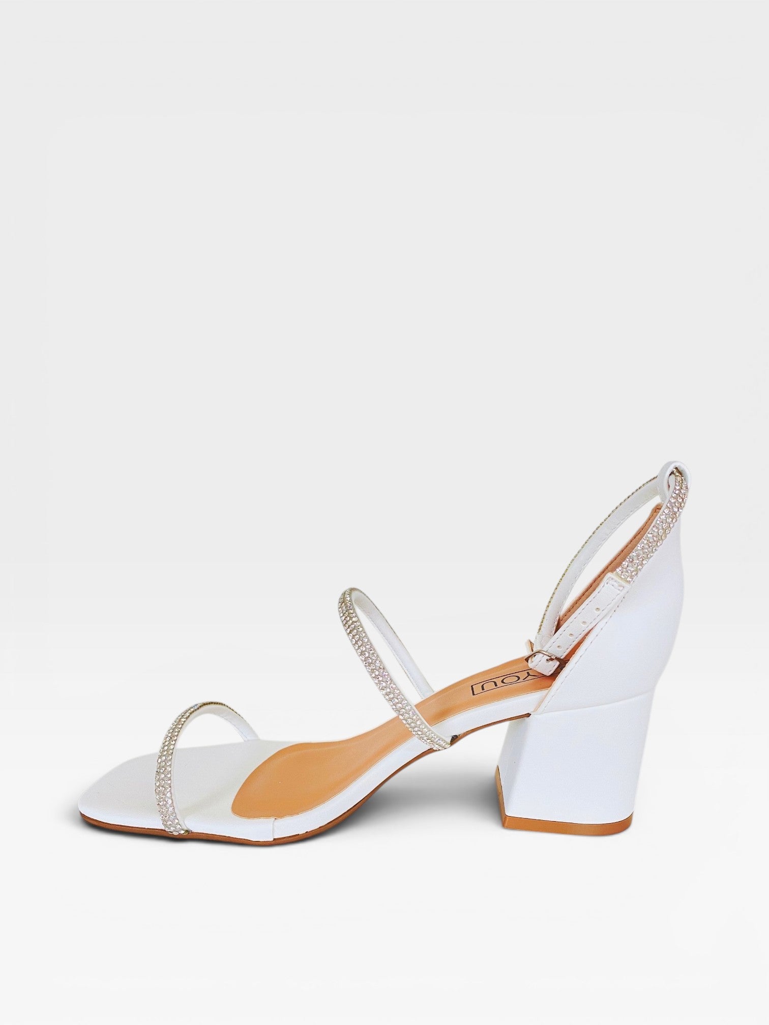 Sandália Beyou Shoes Abu Dhabi branca em napa com tiras de brilho e salto bloco de 6 cm