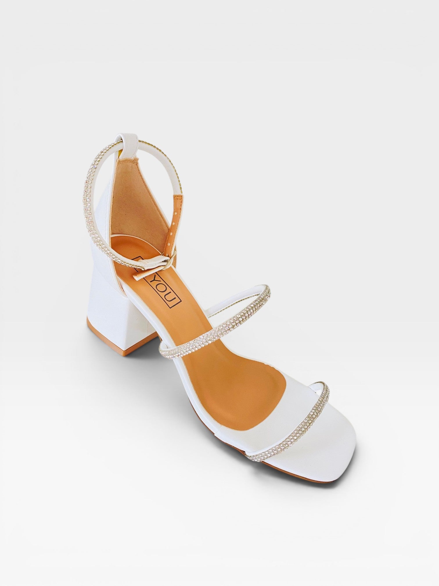 Sandália Beyou Shoes Abu Dhabi branca em napa com tiras de strass e salto bloco de 6 cm