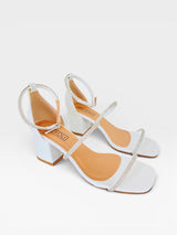 Sandália Beyou Shoes Abu Dhabi branca em napa com tiras de brilho e salto bloco de 6 cm