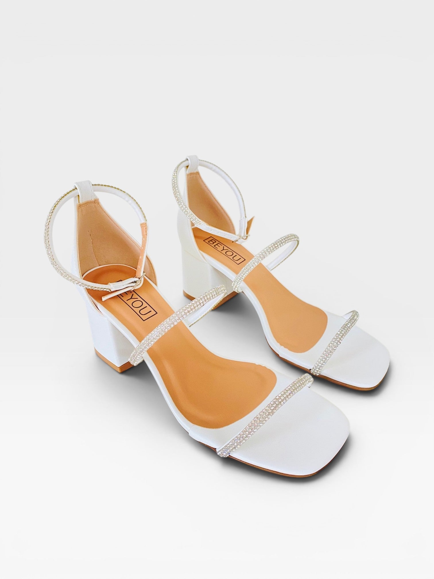 Sandália Beyou Shoes Abu Dhabi branca em napa com tiras de strass e salto bloco de 6 cm