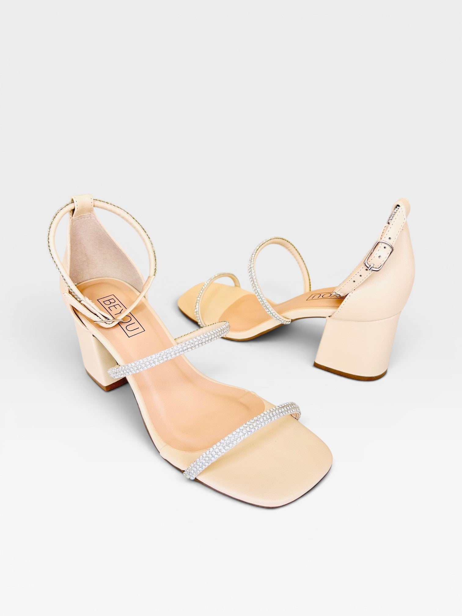 Sandália Beyou Shoes Abu Dhabi nude em napa com tiras de strass e salto bloco de 6 cm