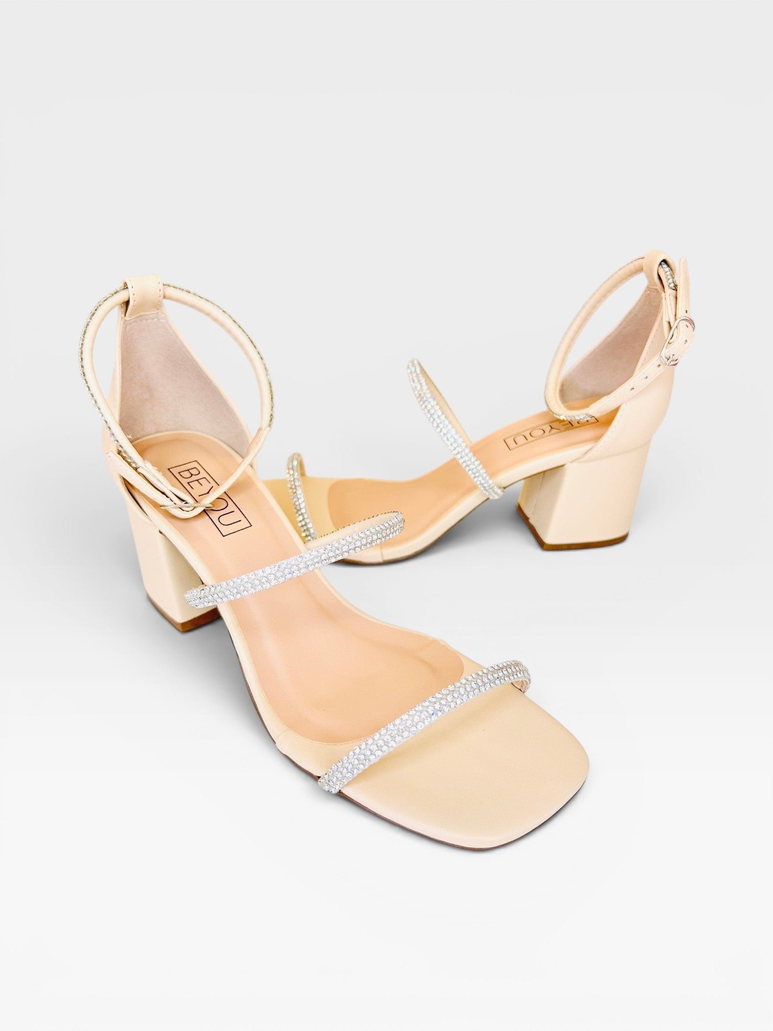 Sandália Beyou Shoes Abu Dhabi nude em napa com tiras de brilho e salto bloco de 6 cm