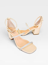 Sandália Beyou Shoes Abu Dhabi nude em napa com tiras de brilho e salto bloco de 6 cm
