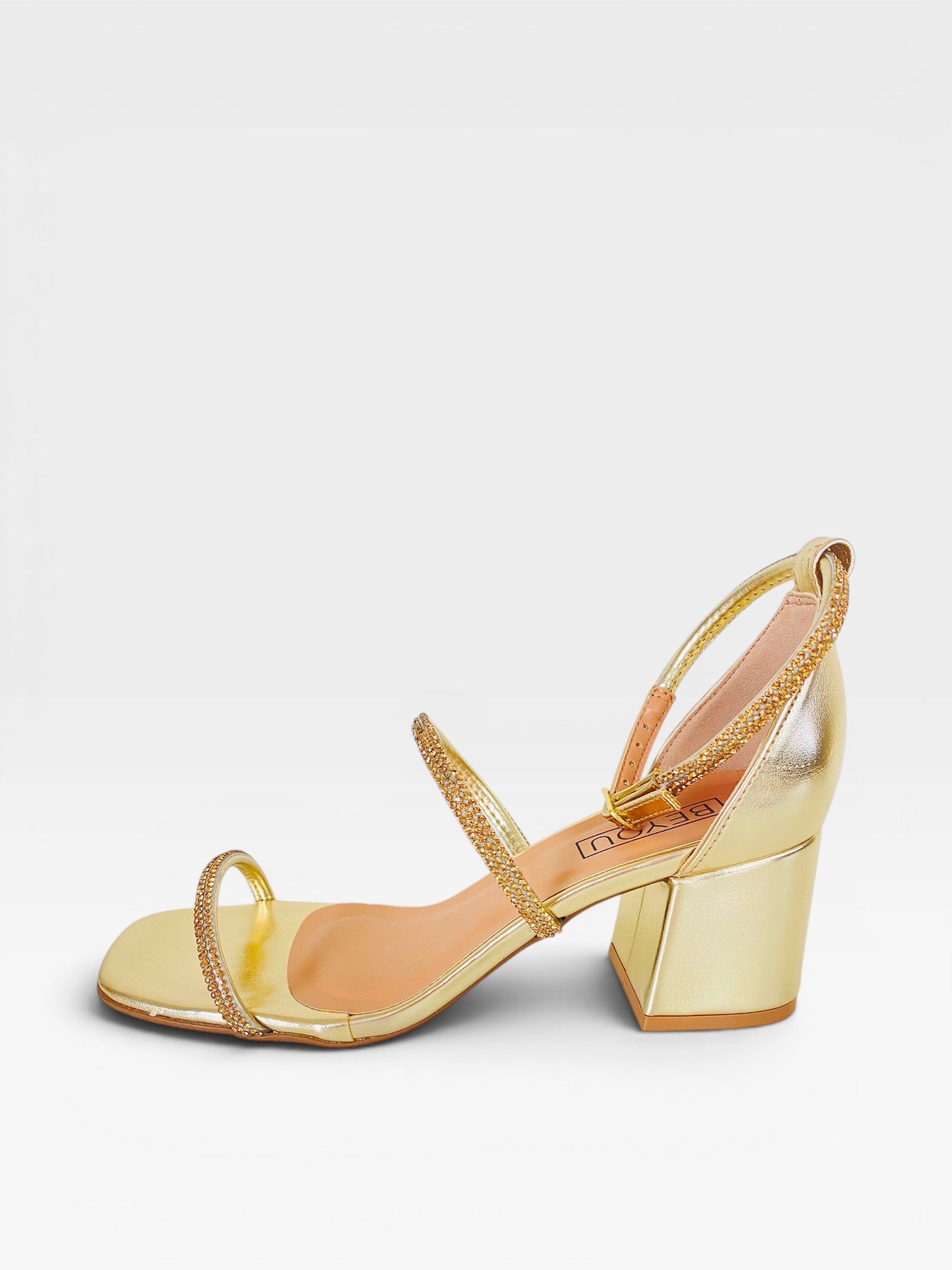 Sandália Beyou Shoes Abu Dhabi cor ouro light em tecido com tiras de brilho e salto bloco de 6 cm