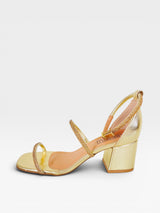 Sandália Beyou Shoes Abu Dhabi cor ouro light em tecido com tiras de brilho e salto bloco de 6 cm