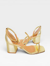 Sandália Beyou Shoes Abu Dhabi ouro light com tiras em strass, salto bloco de 6 cm e acabamento em tecido metalizado